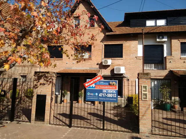 Cartel de Rodolfo Monte Propiedades en una propiedad de la zona