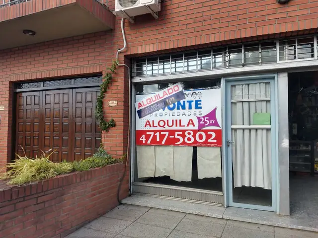 Cartel de Rodolfo Monte Propiedades en una propiedad de la zona