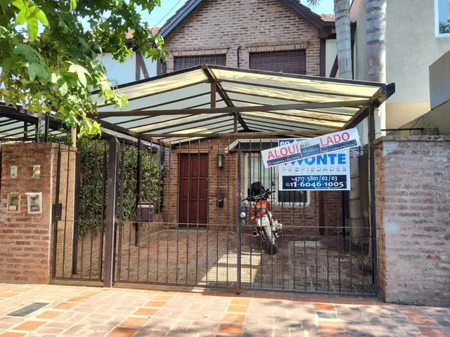 Cartel de Rodolfo Monte Propiedades en una propiedad de la zona