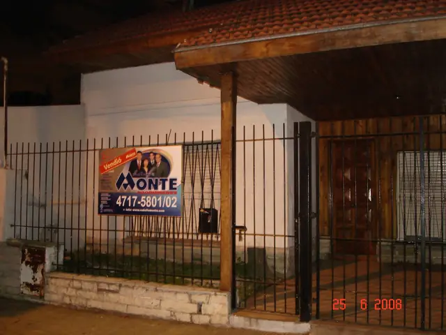 Cartel de Rodolfo Monte Propiedades en una propiedad de la zona